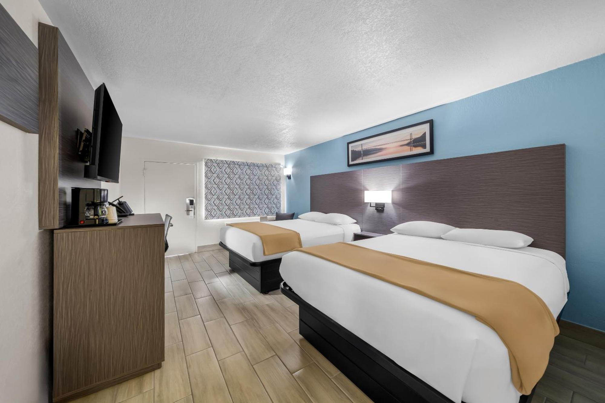 Quadruple Room with Two Queen Beds - Disability Access/Non Smoking