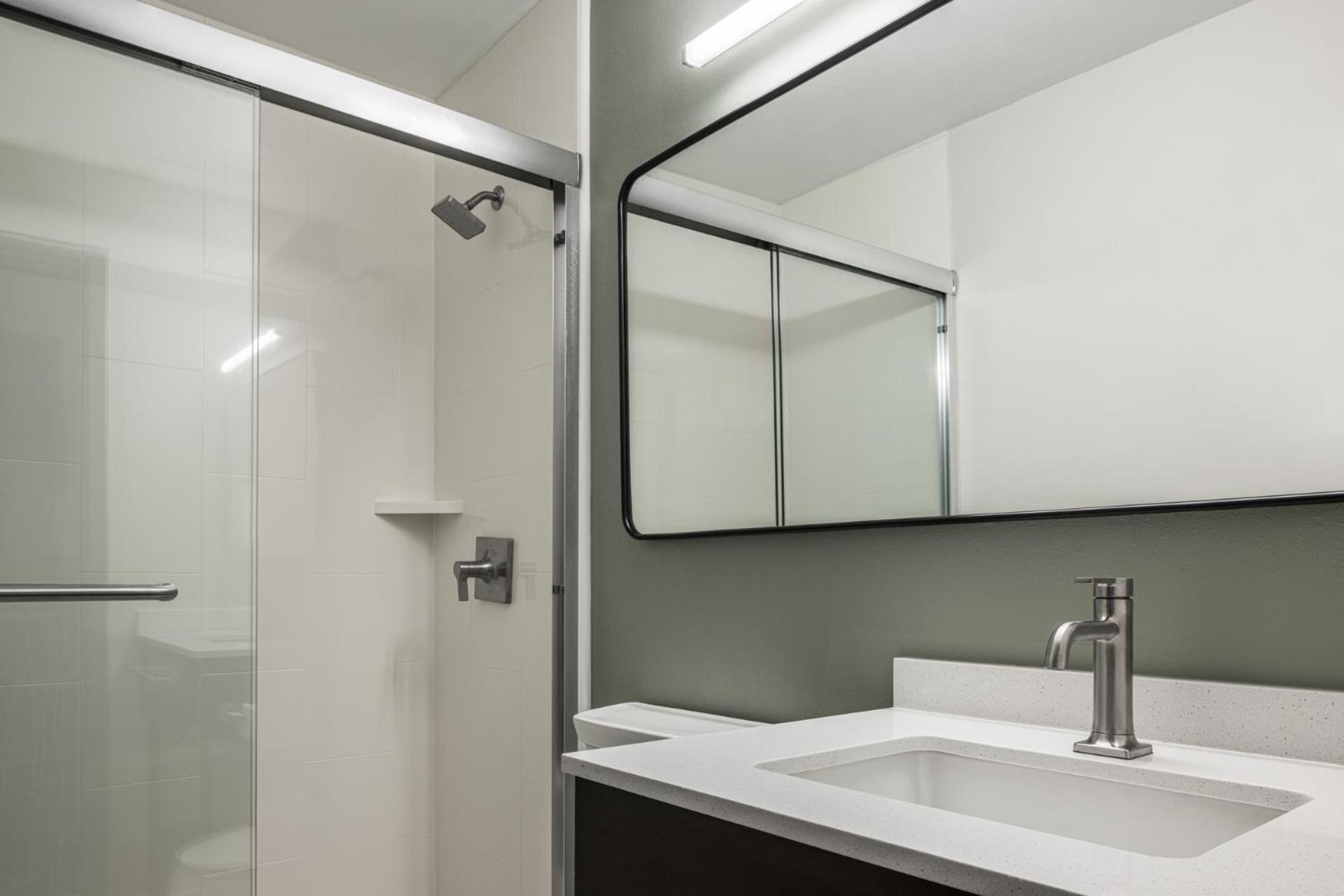 Luxury Room 2 Queens Non- Smoking Newly Renovated