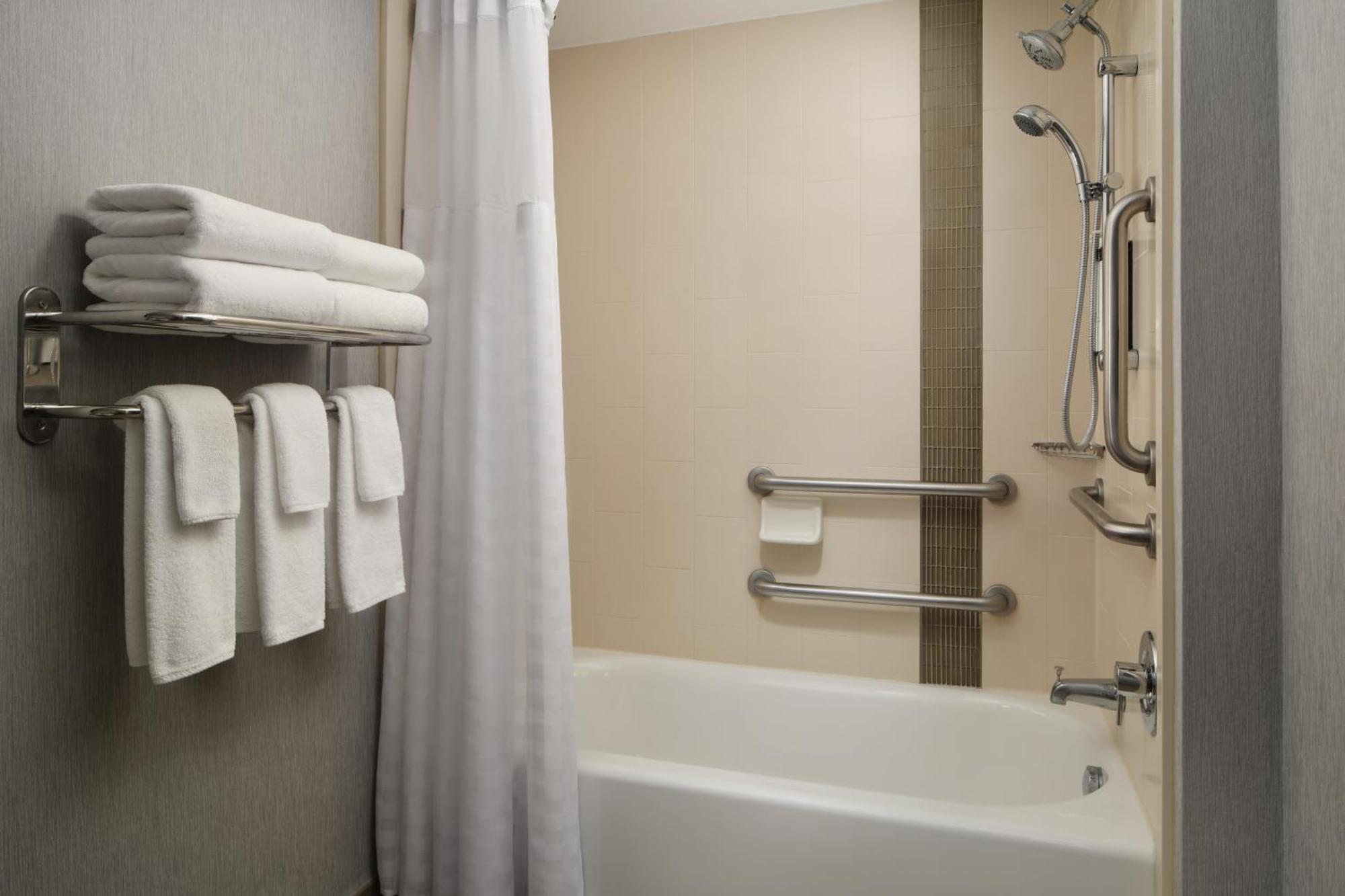 Double Room with Two Double Beds and Accessible Tub - Hearing Access