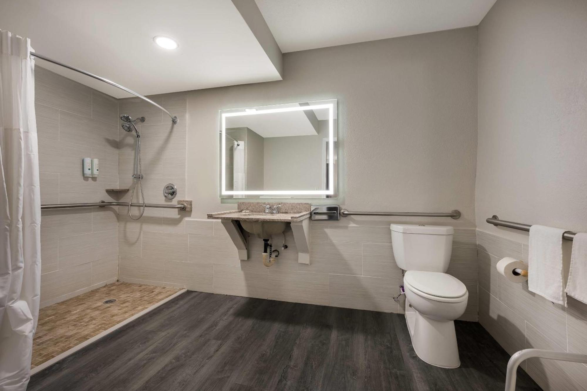 King Room - Accessible/Non-Smoking