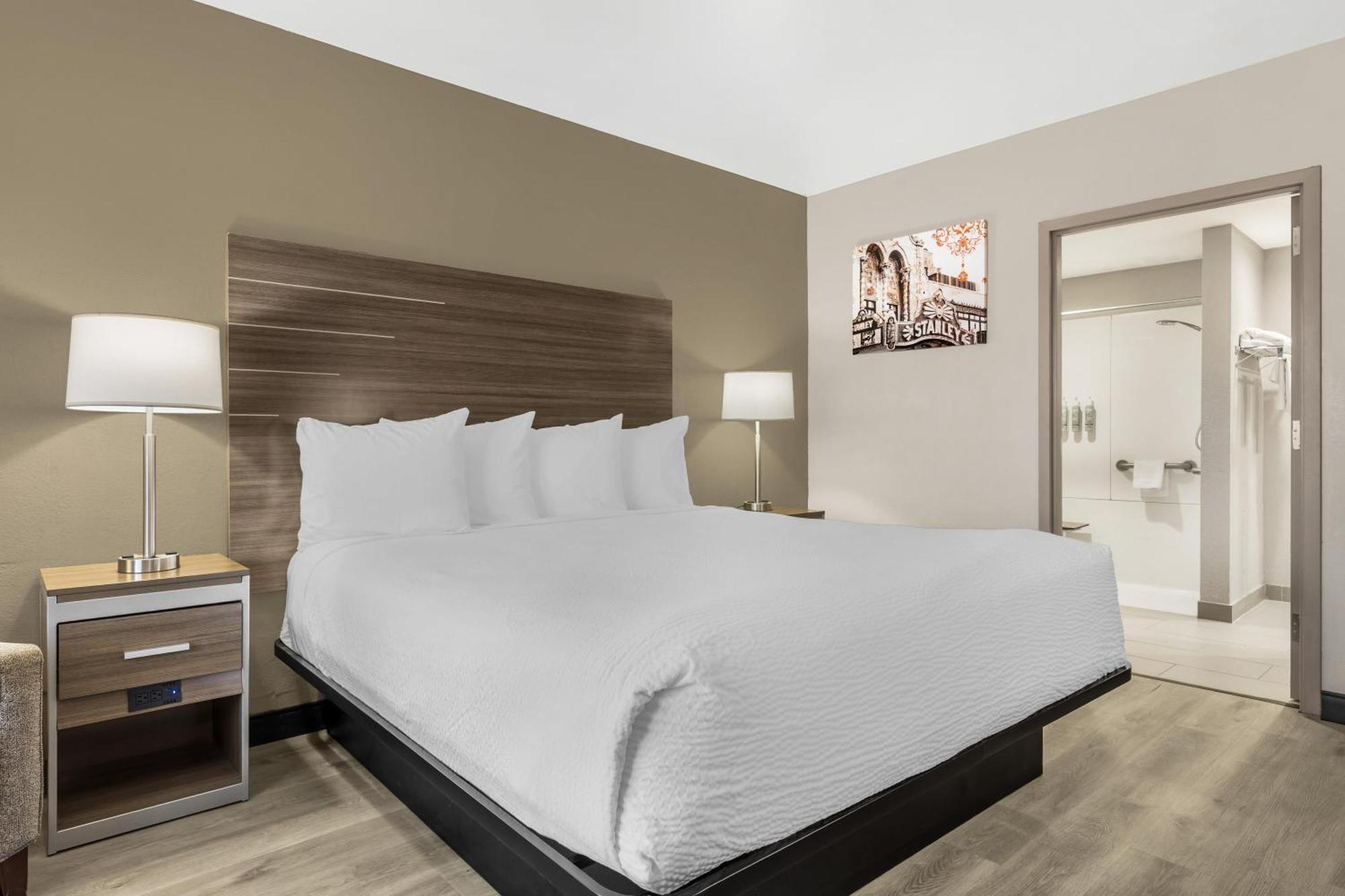 King Room with Roll-in Shower - Disability Access/Non-Smoking