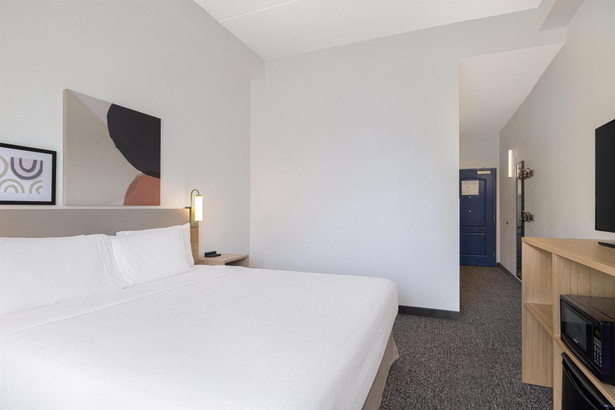 King Room with Bath Tub - Disability Access