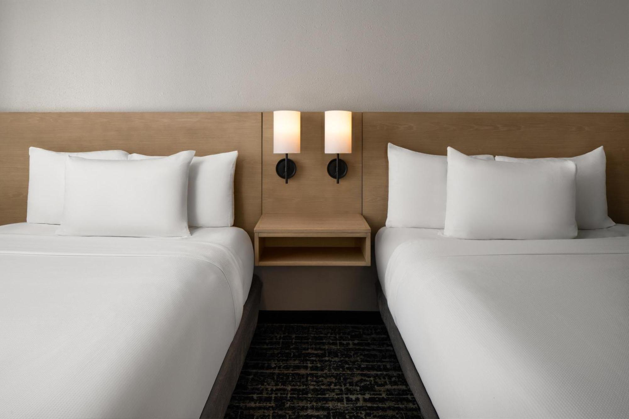 Quarto Duplo com 2 Camas de Casal e Sofá-cama