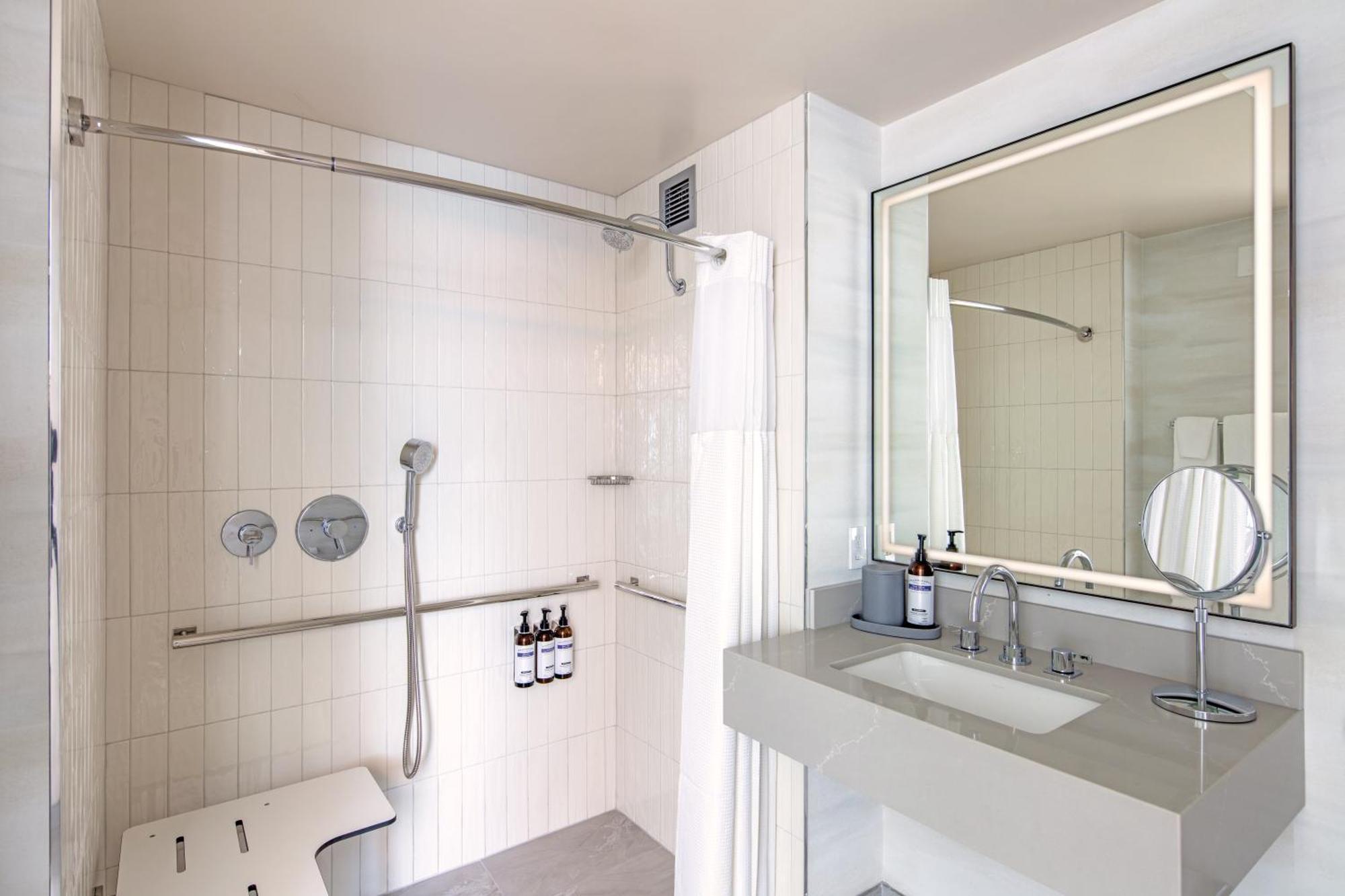Quarto King com Chuveiro Acessível a Pessoas com Mobilidade Condicionada - Acessível a Pessoas com Mobilidade Condicionada