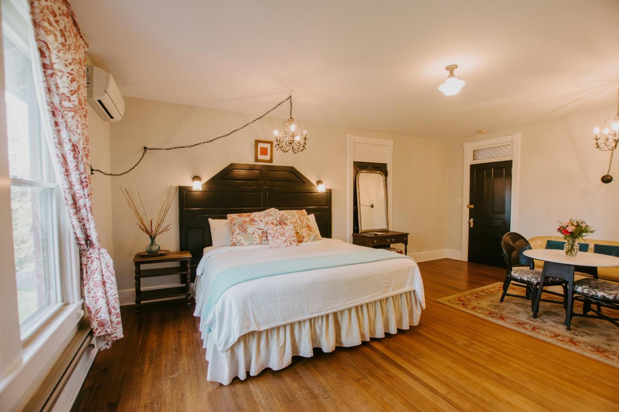 Deluxe King Room Garden View