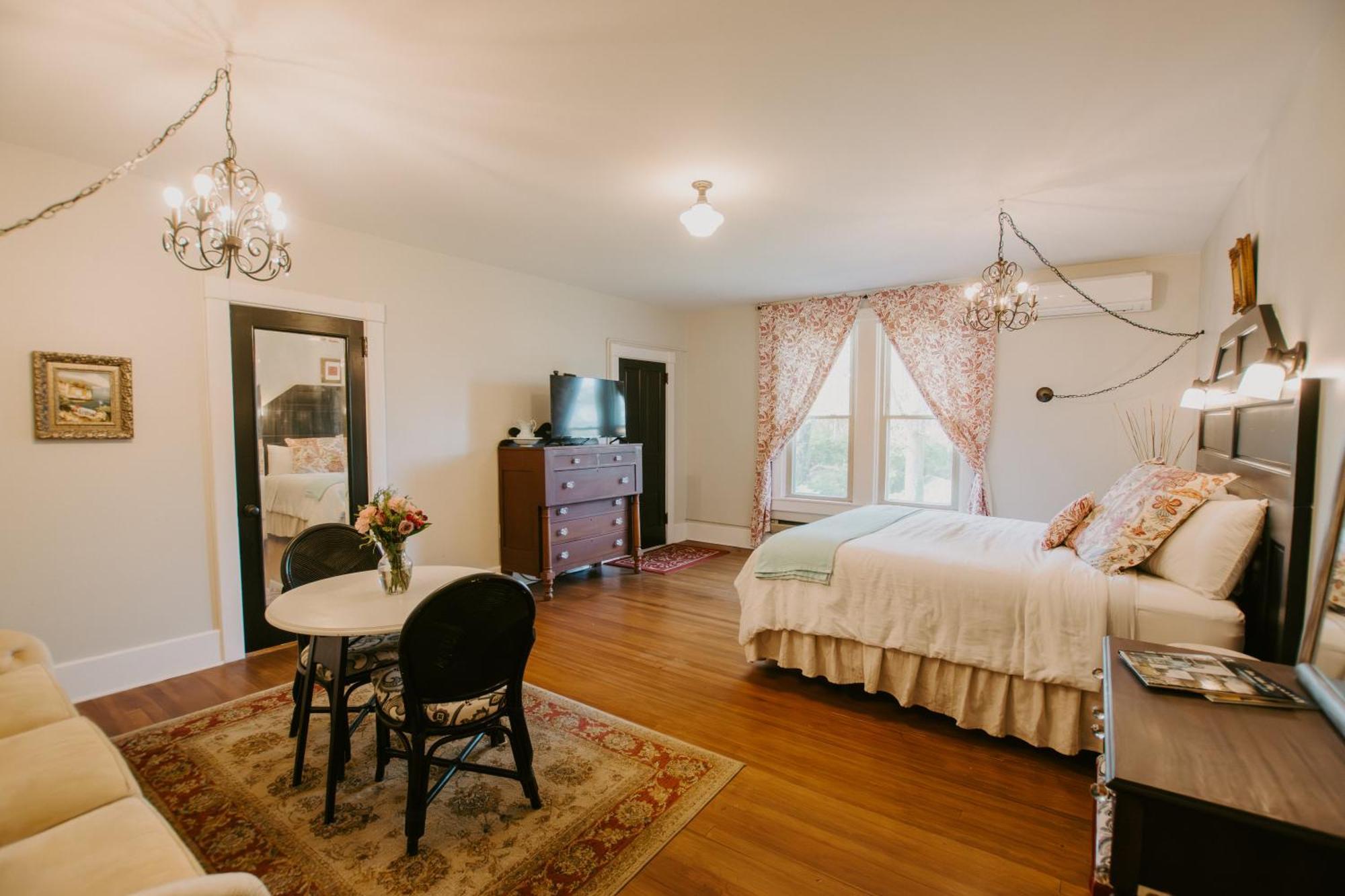 Deluxe King Room Garden View