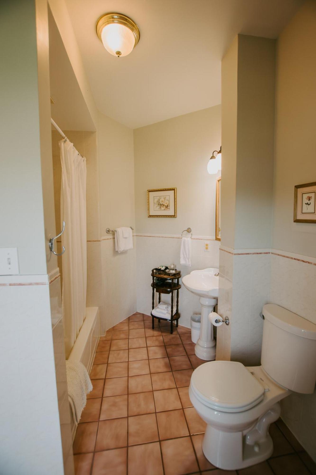 Two-Bedroom Queen Suite