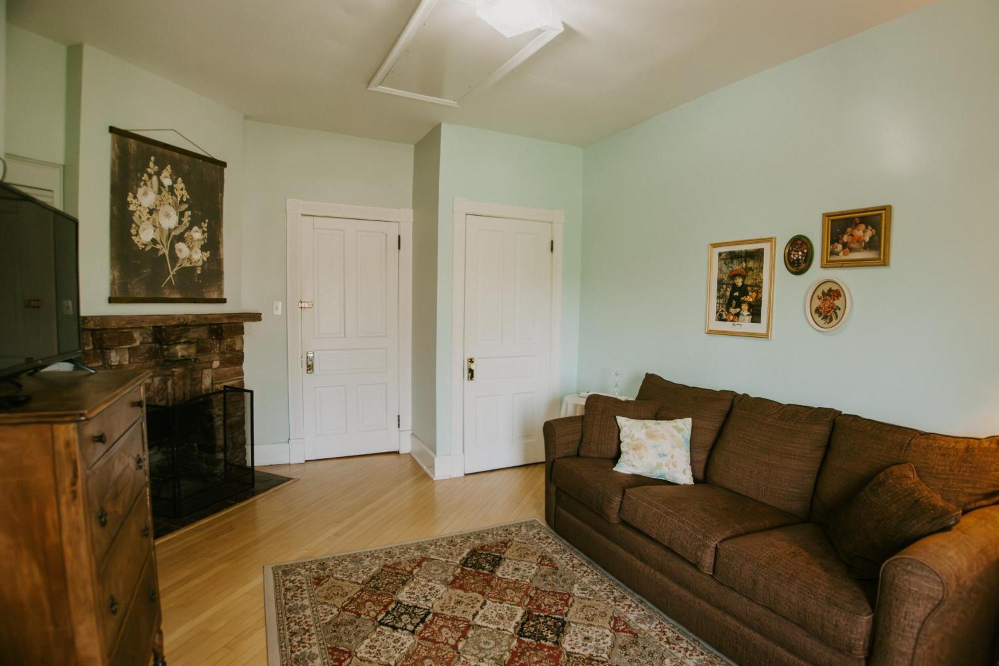 Two-Bedroom Queen Suite