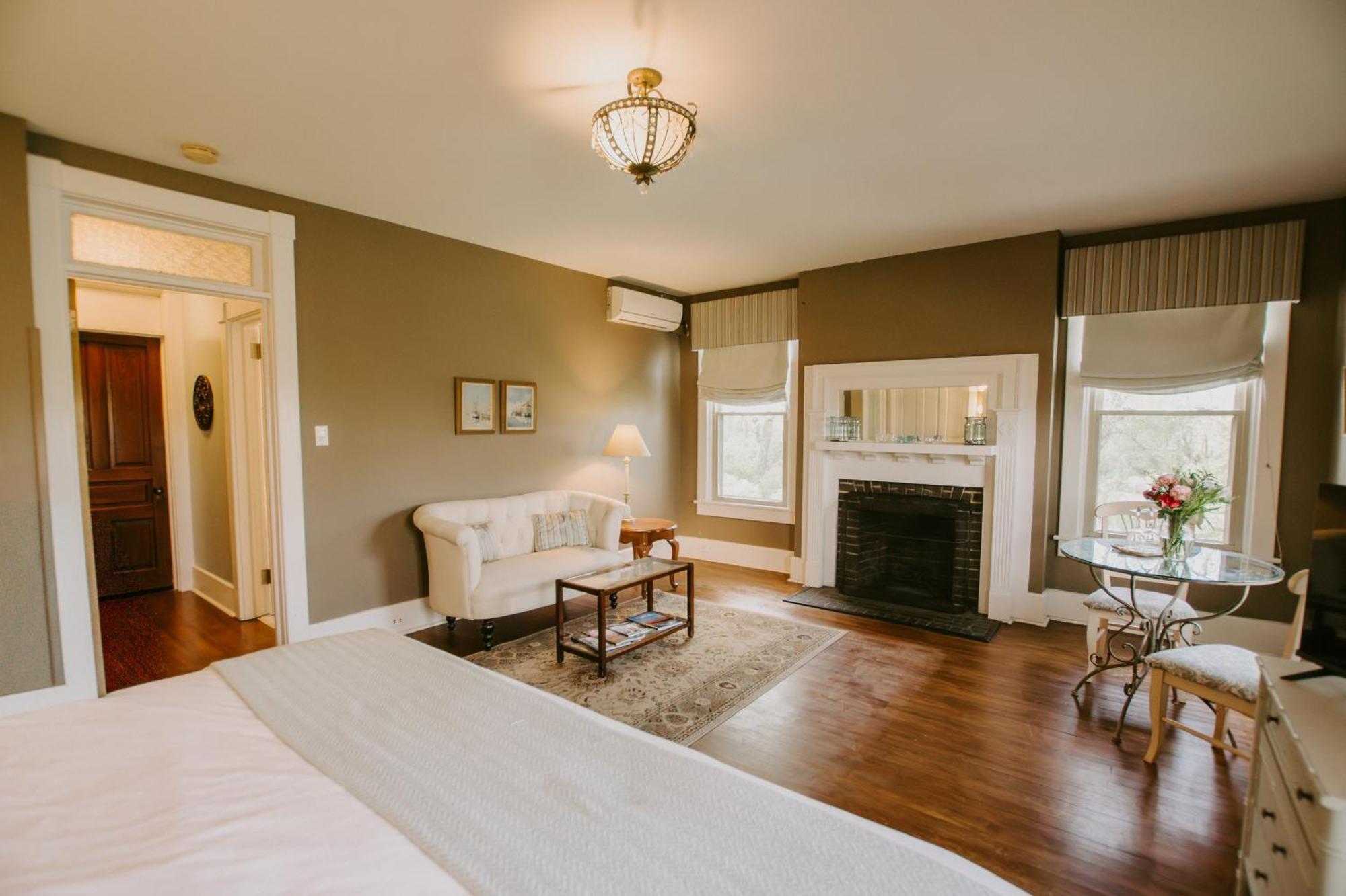 Deluxe King Room Whirlpool