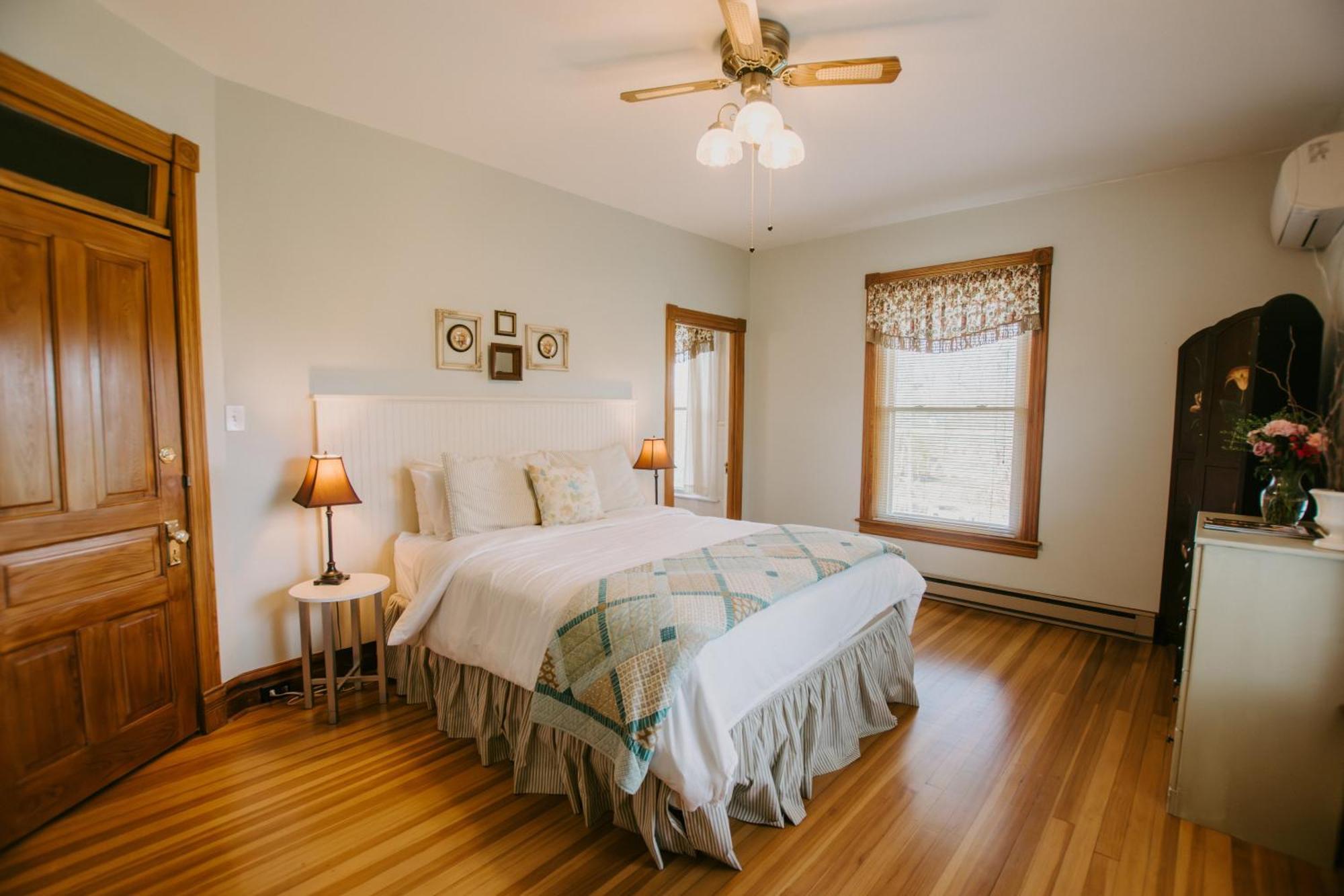 Two-Bedroom Queen Suite