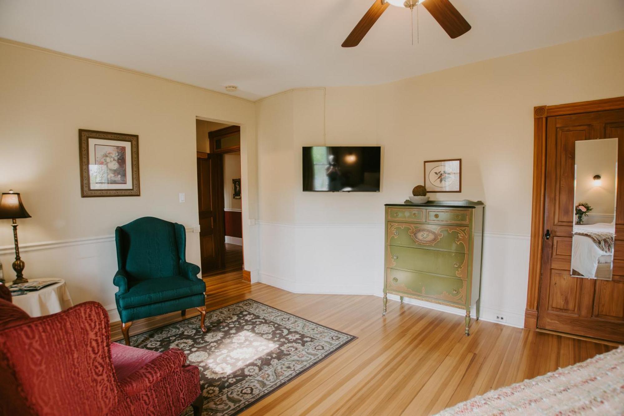 Deluxe Queen Room Whirlpool