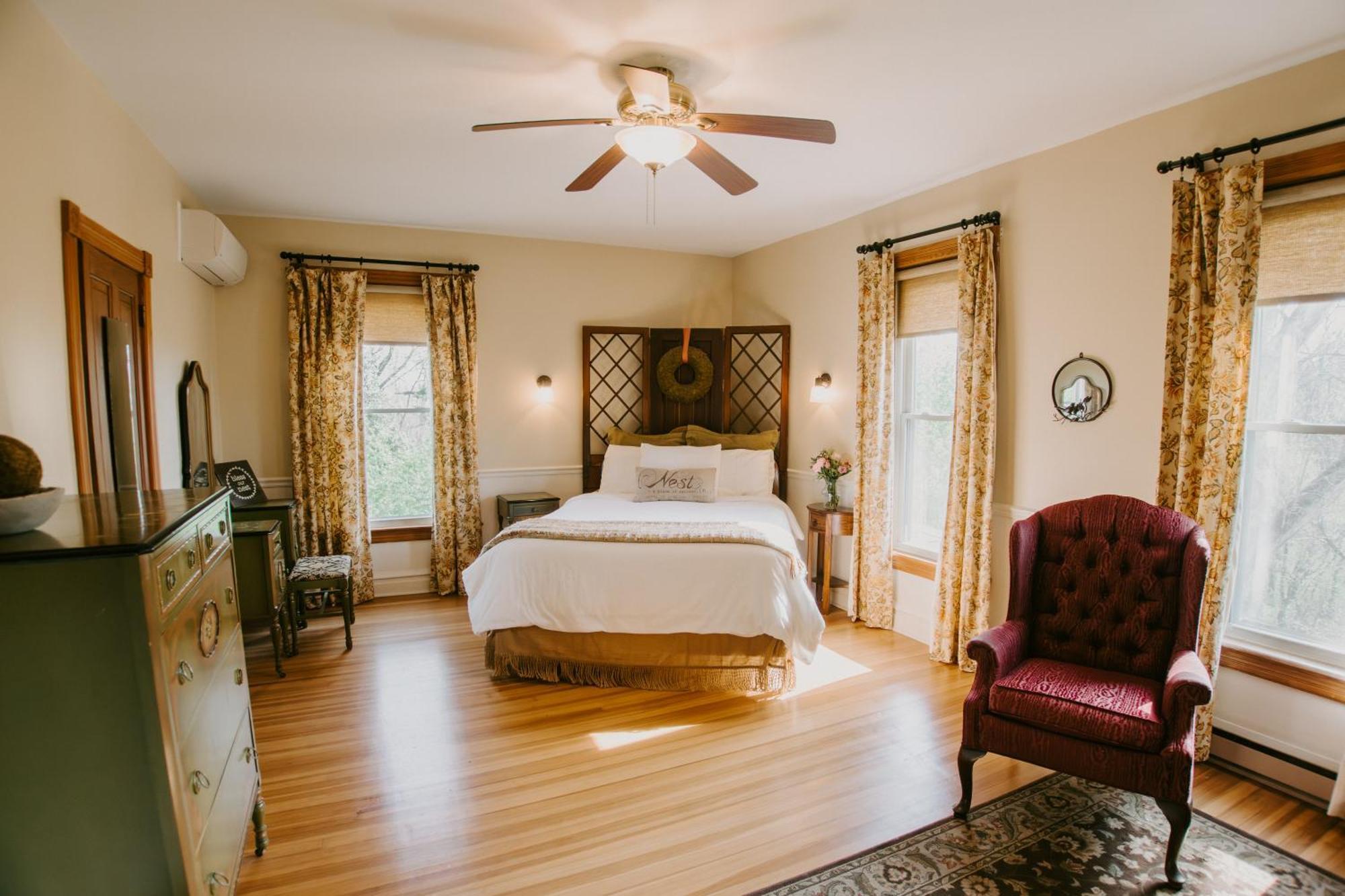 Deluxe Queen Room Whirlpool