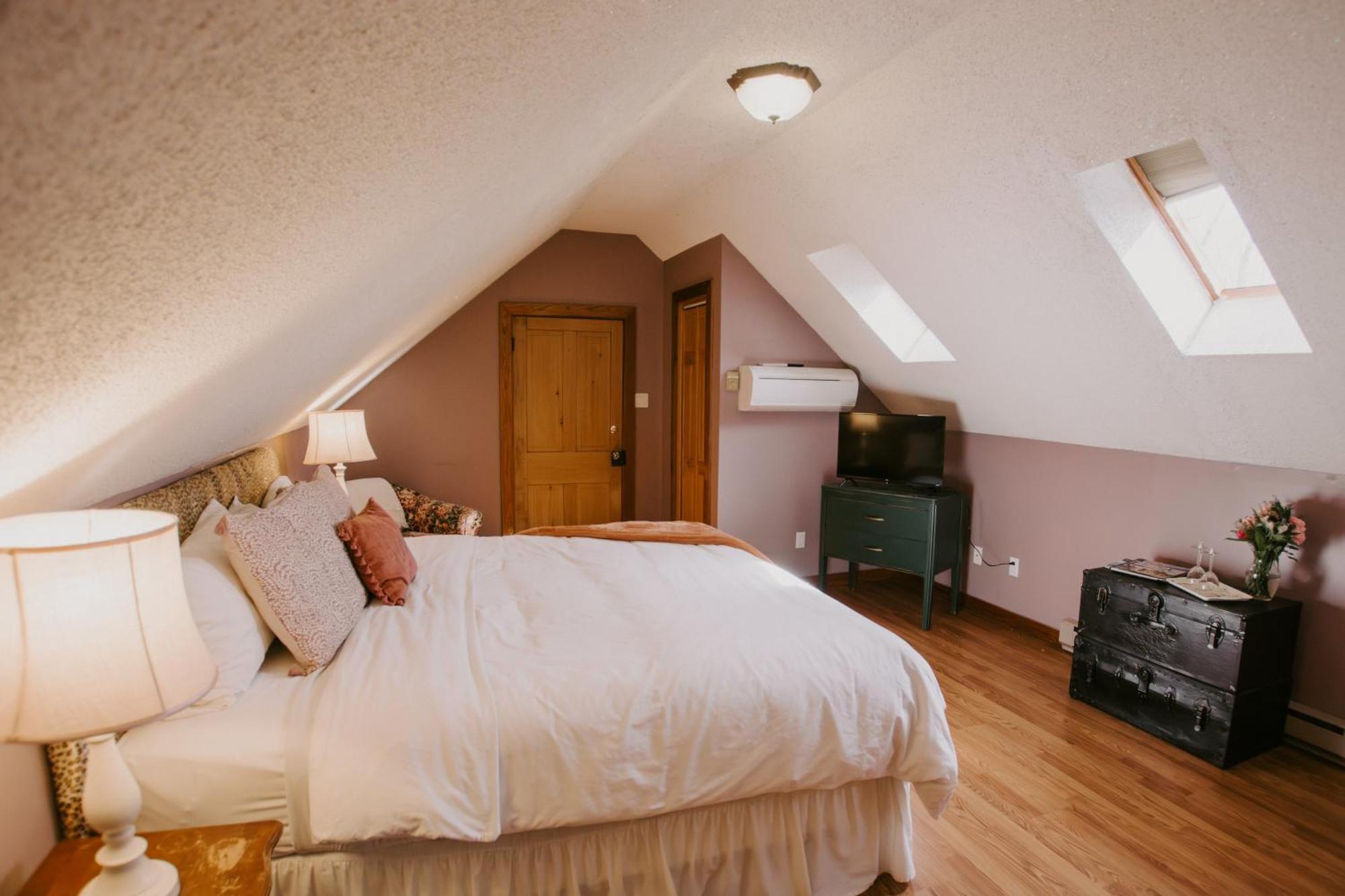 Honeymoon Suite