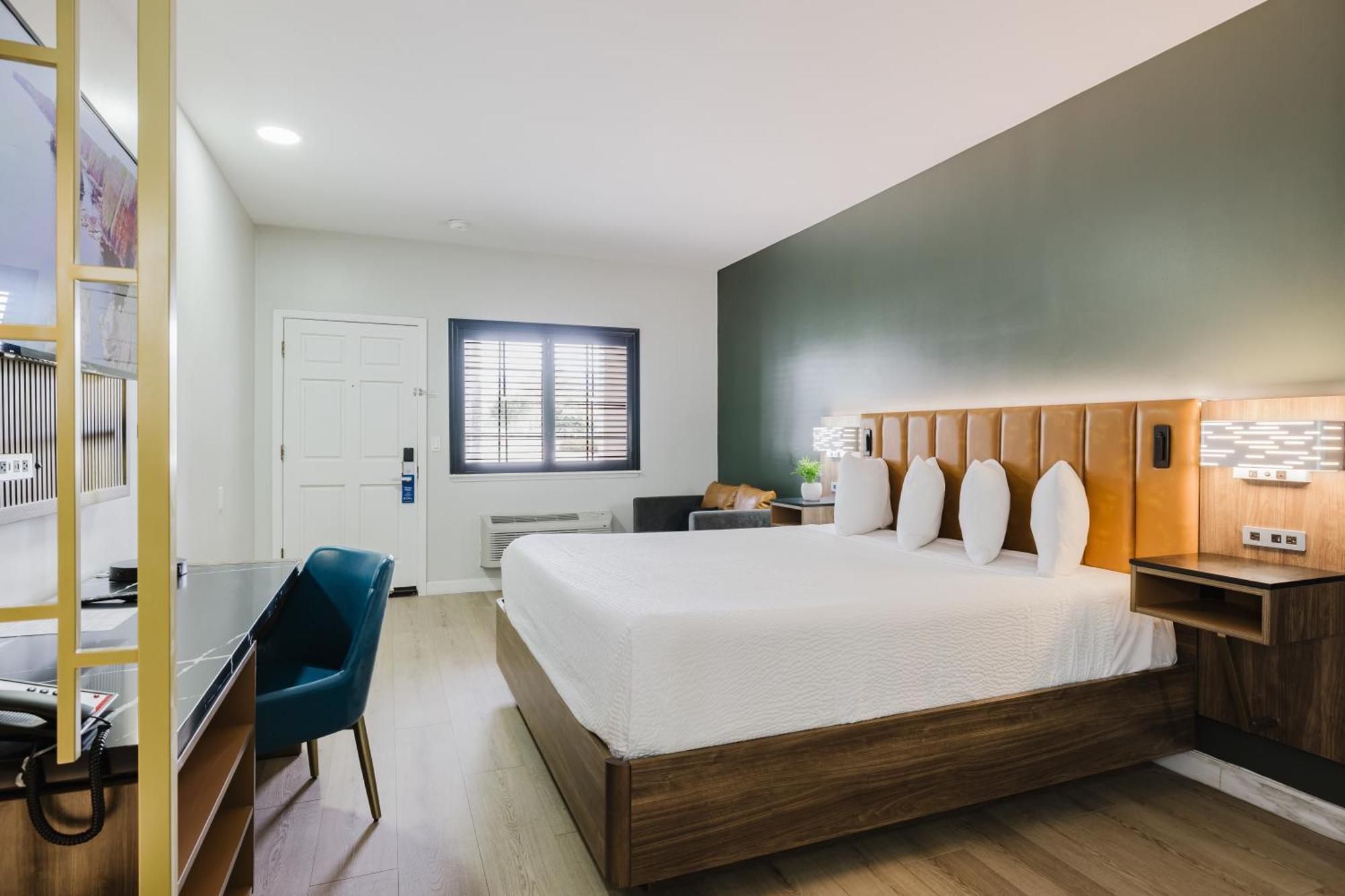 King Room with Sofa, Jetted Tub and Walk-In Shower - Non-Smoking