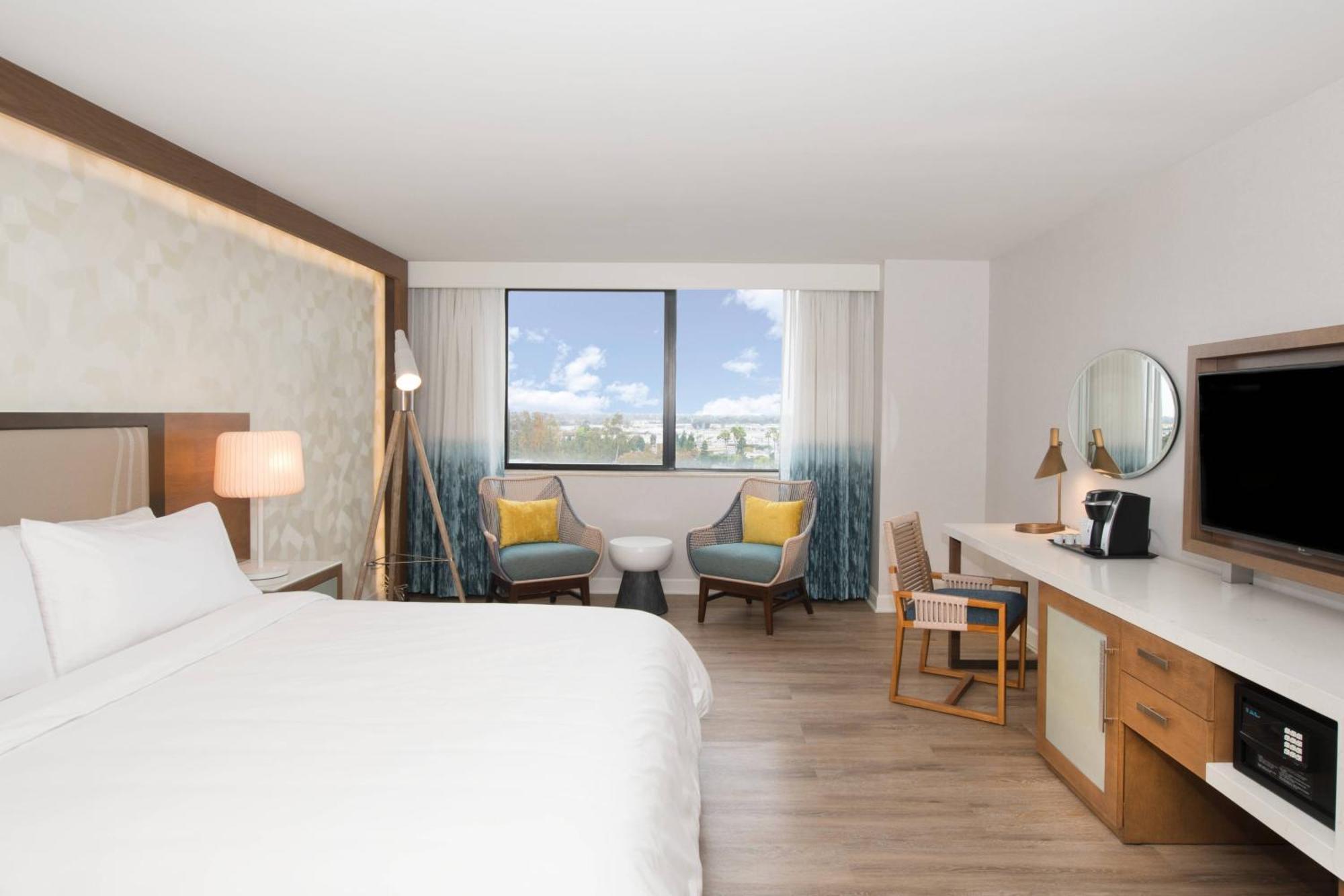 Guest room, 1 King, City view