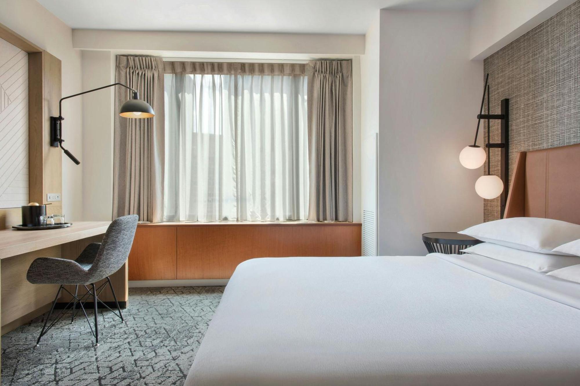 Traditionelles Zimmer mit Queensize-Bett und rollstuhlgerechter Dusche – barrierefrei und für Hörgeschädigte geeignet.