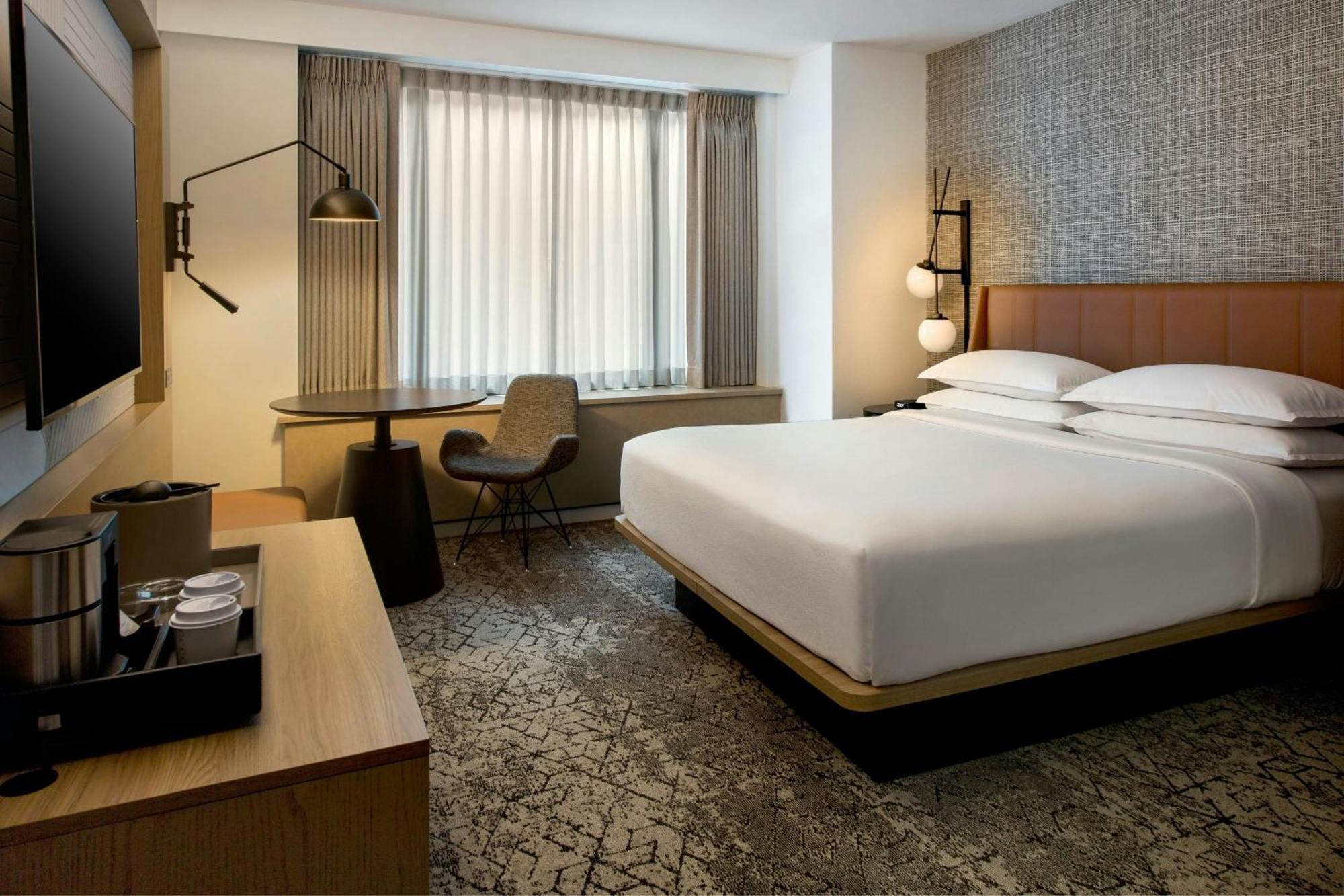 Zimmer mit Kingsize-Bett
