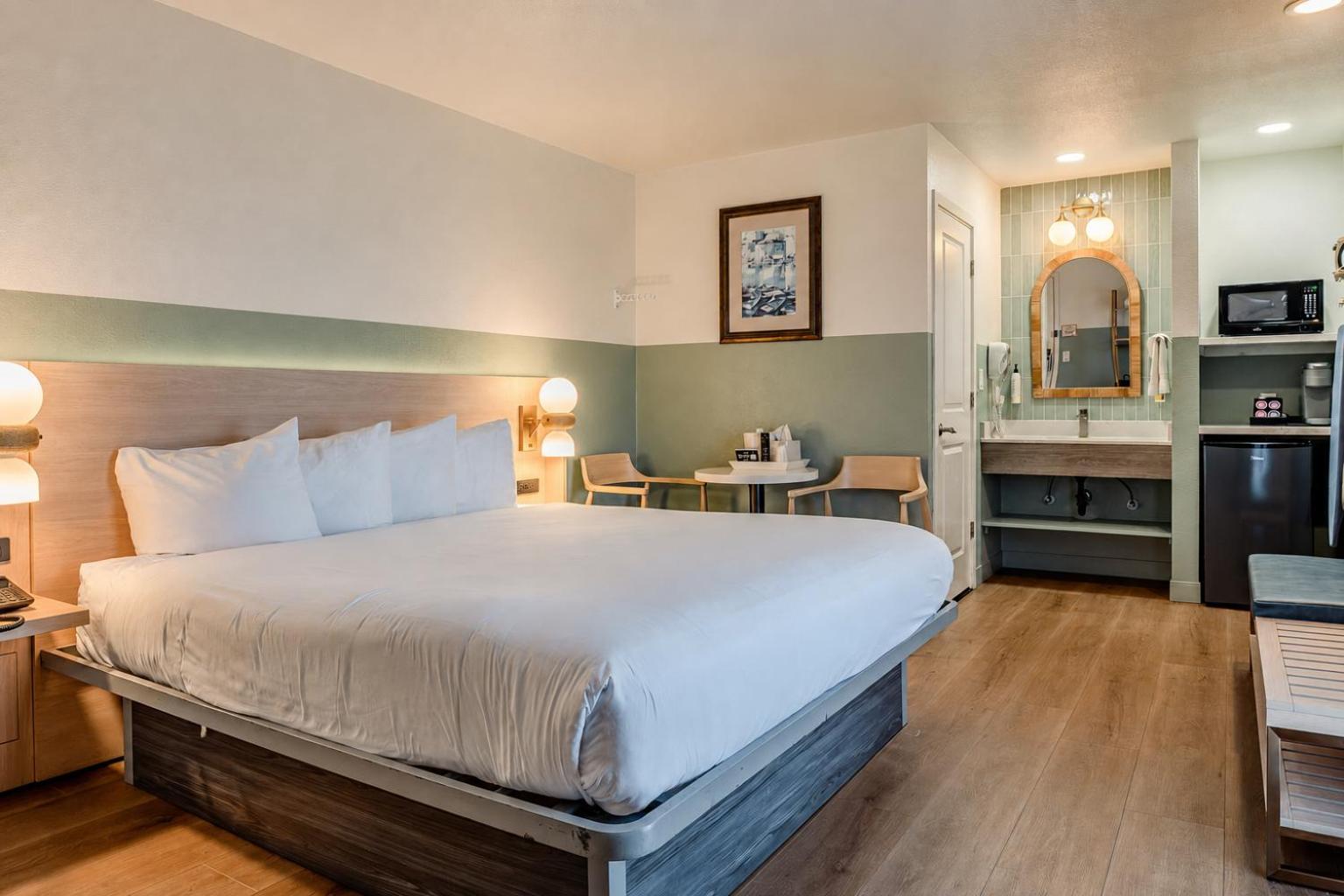 Habitación con cama extragrande.