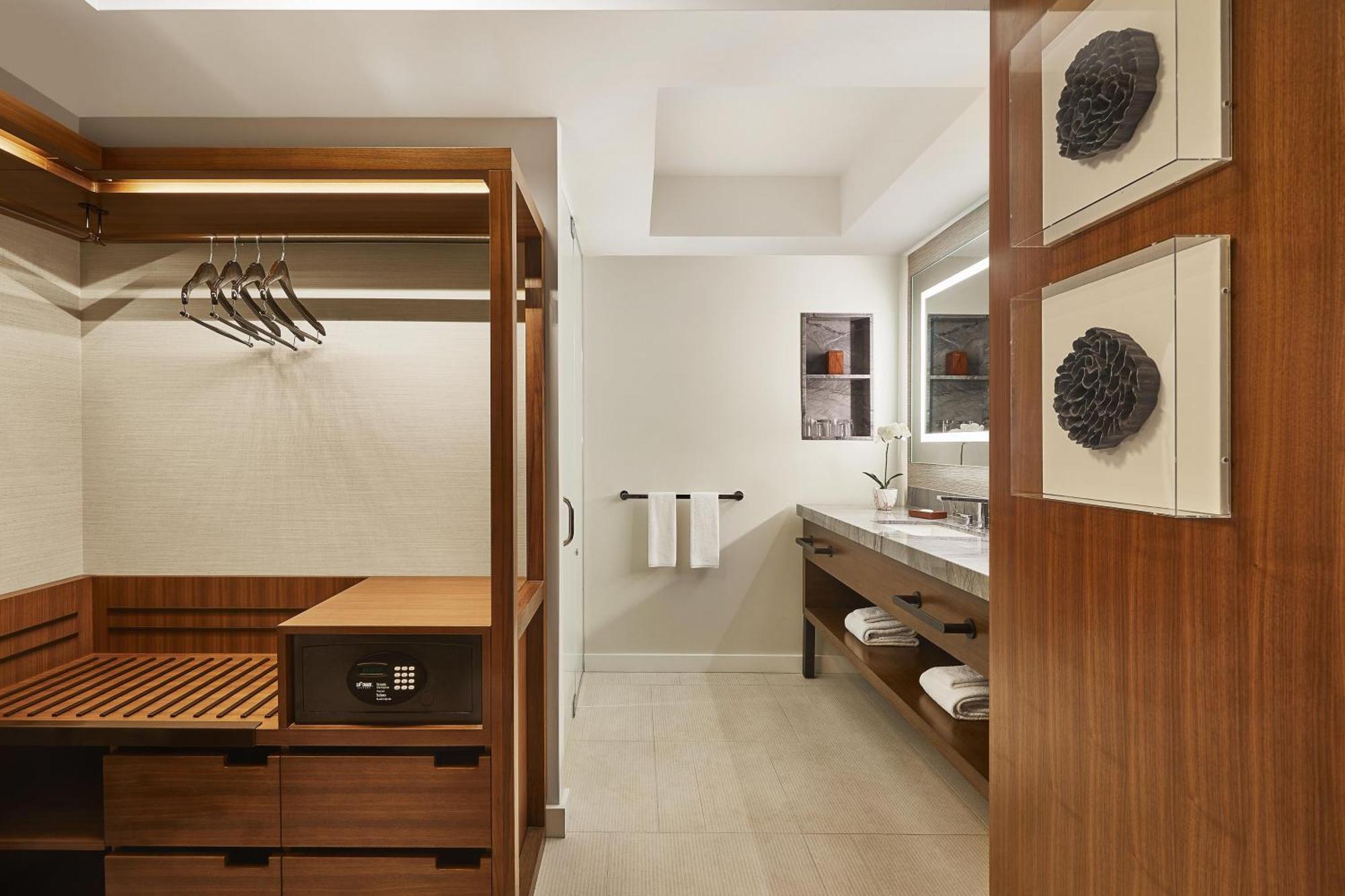 Habitación con cama extragrande.