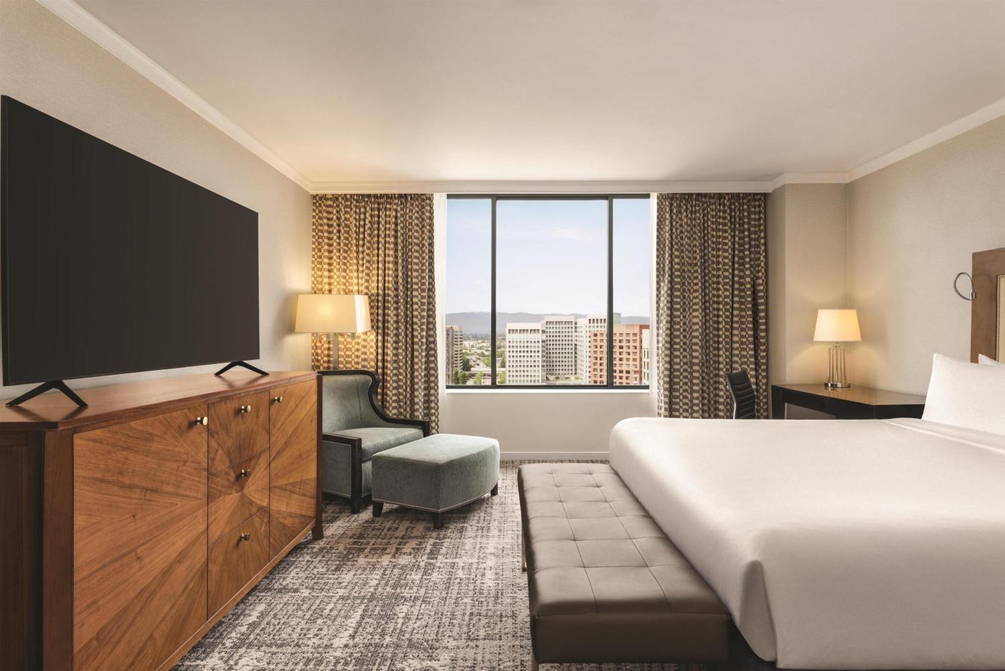 King Room with Roll-In Shower and City/Mountain View - Mobility Accessible