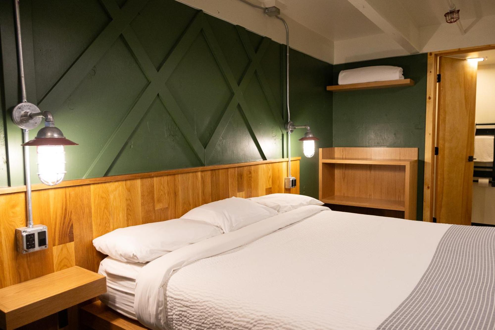 Habitación con cama extragrande y baño privado