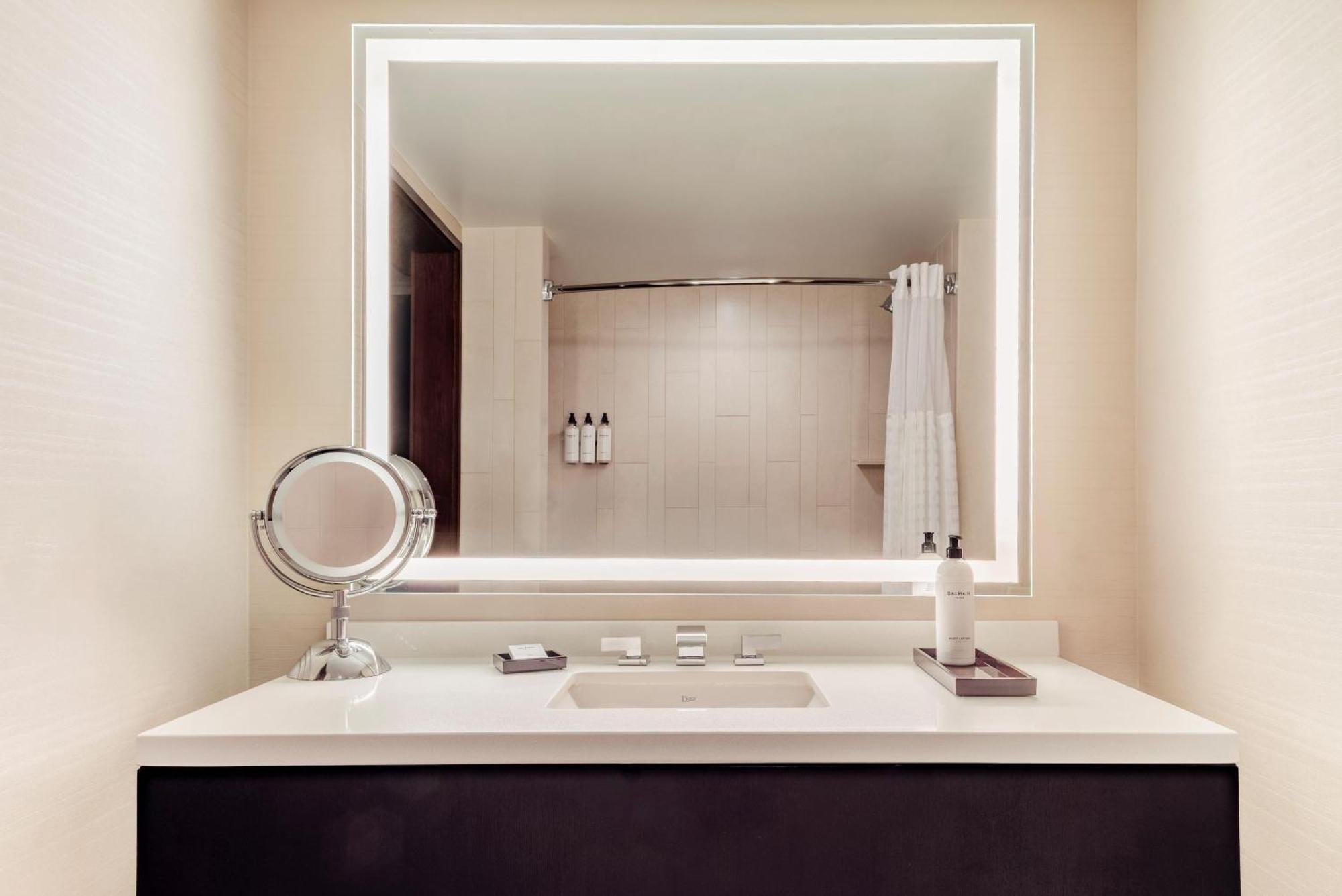 Habitación con cama extragrande y ducha adaptada - Adaptada para personas de movilidad reducida