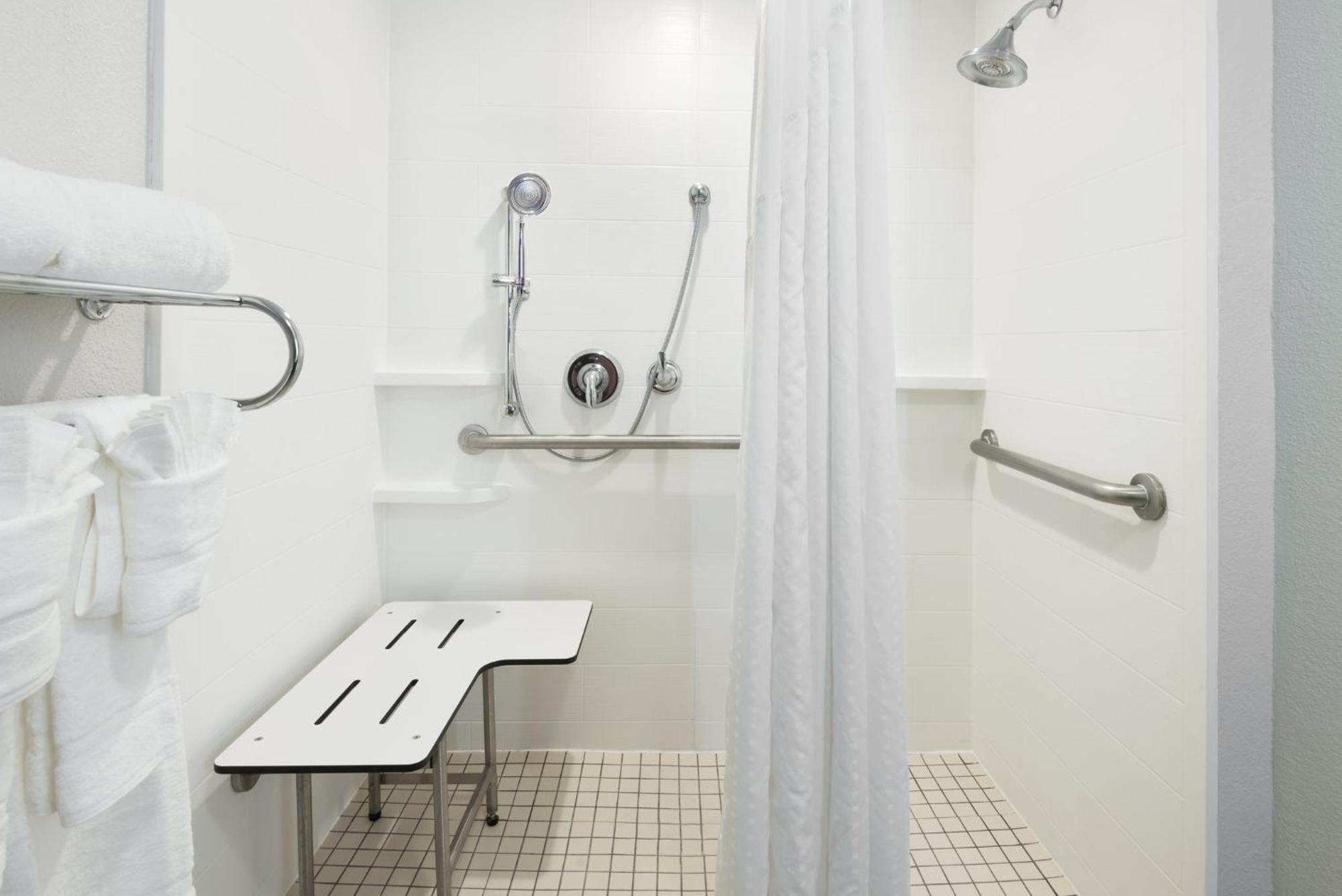 Queen Room - Hearing Accessible Roll in Shower/Non-Smoking