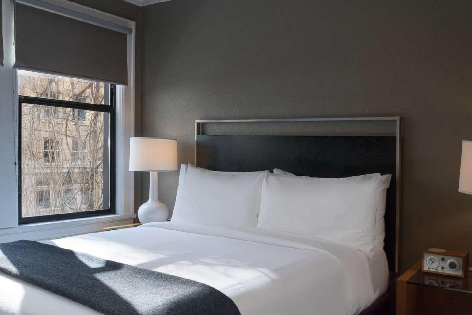 Modernes Zimmer mit Queensize-Bett