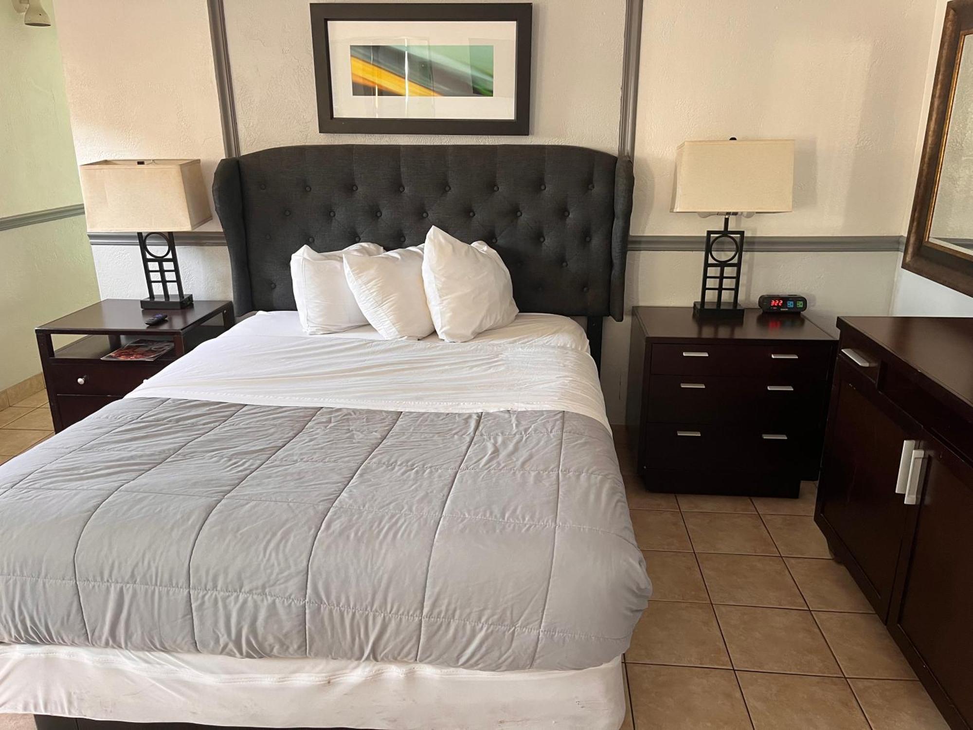 Quarto com Cama Queen-size e Banheira de Hidromassagem