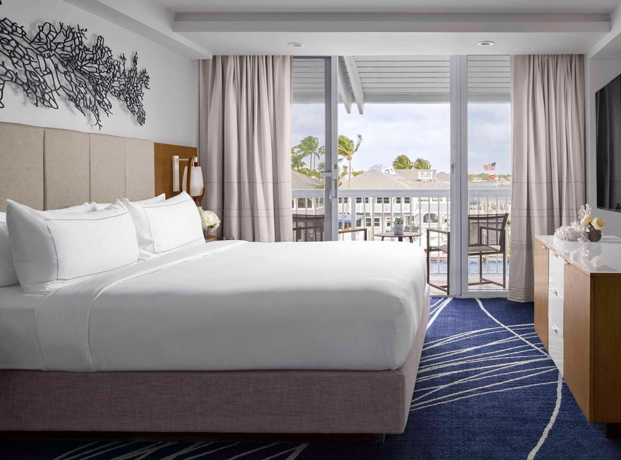 Zimmer mit Kingsize-Bett, Balkon und Blick aufs Wasser