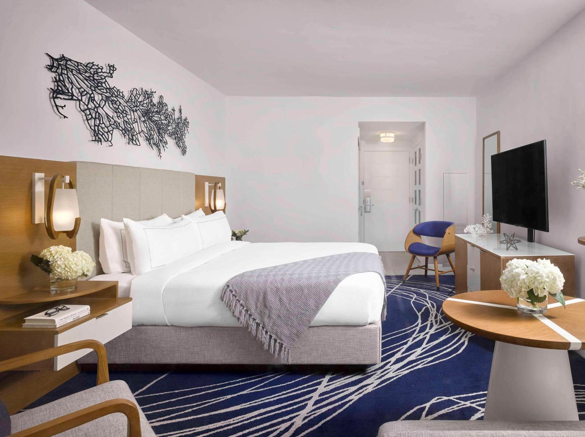 Zimmer mit Kingsize-Bett und Balkon