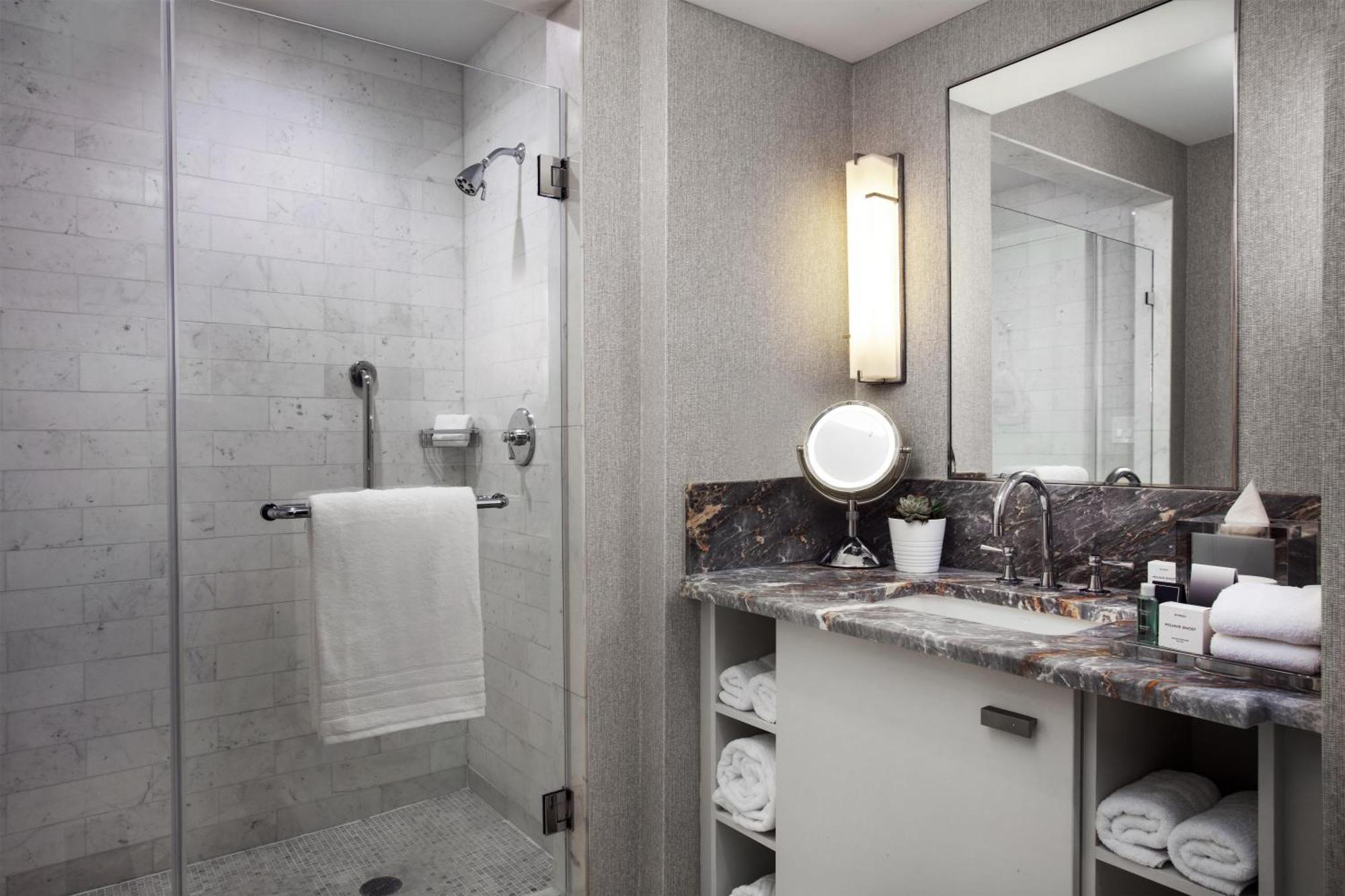 One-Bedroom Suite with Partial Ocean View - Hearing Access