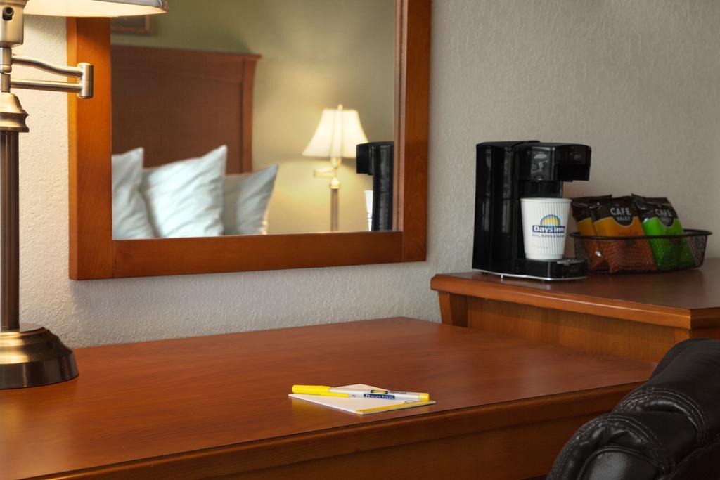 Deluxe King Suite - Non-Smoking