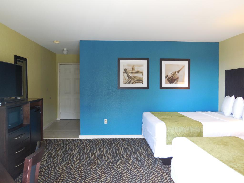 Queen Room with Two Queen Beds with Balcony