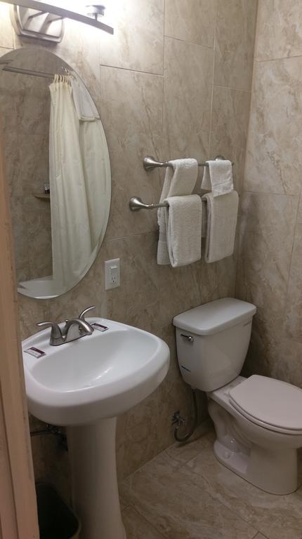 Queen Room - Non-Smoking