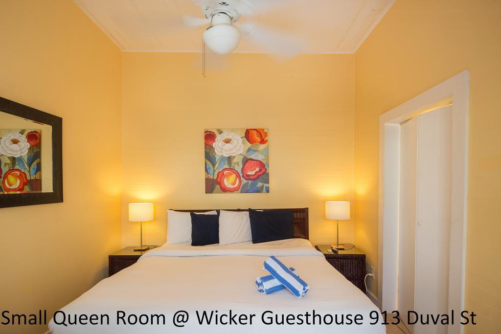 Small Queen Room,377174104:JPEG