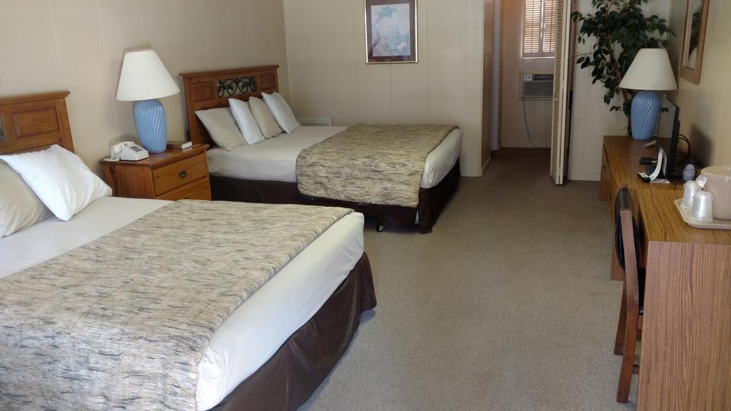 Queen Room with Two Queen Beds - Non-Smoking
