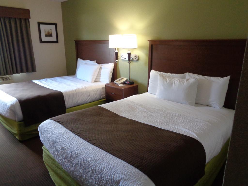Queen Room with Two Queen Beds - Pet Friendly/Non-Smoking