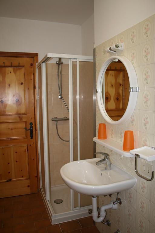 1 Kingsize-Bett mit rollstuhlgerechter Dusche