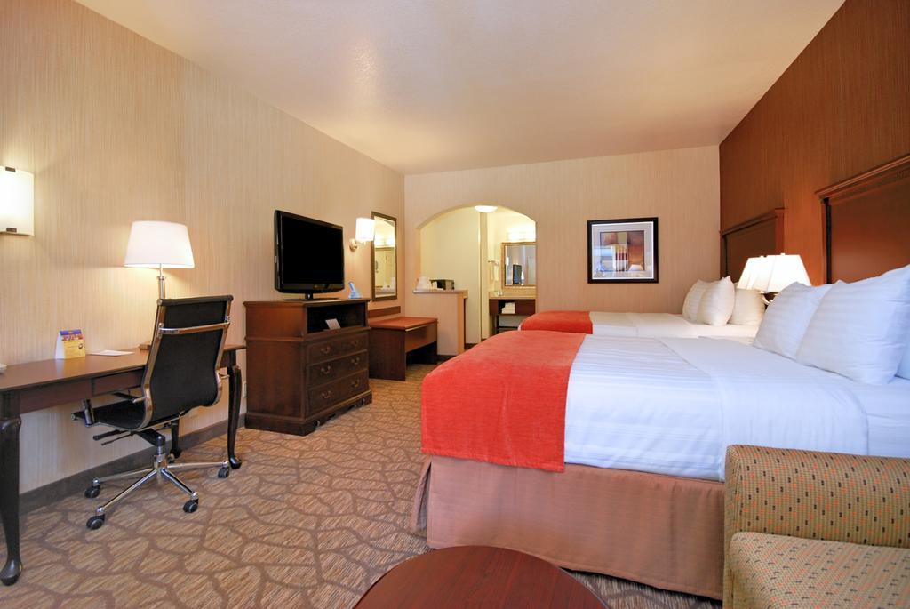 Queen Room with Two Queen Beds - Non-Smoking