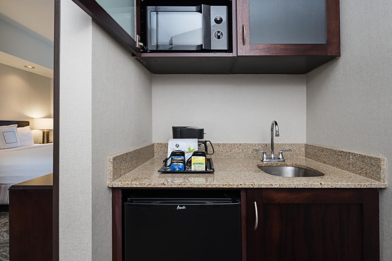 Queen Suite with Two Queen Beds, Bathtub and Trundle Sofa - Mobility Access/Hearing Accessible