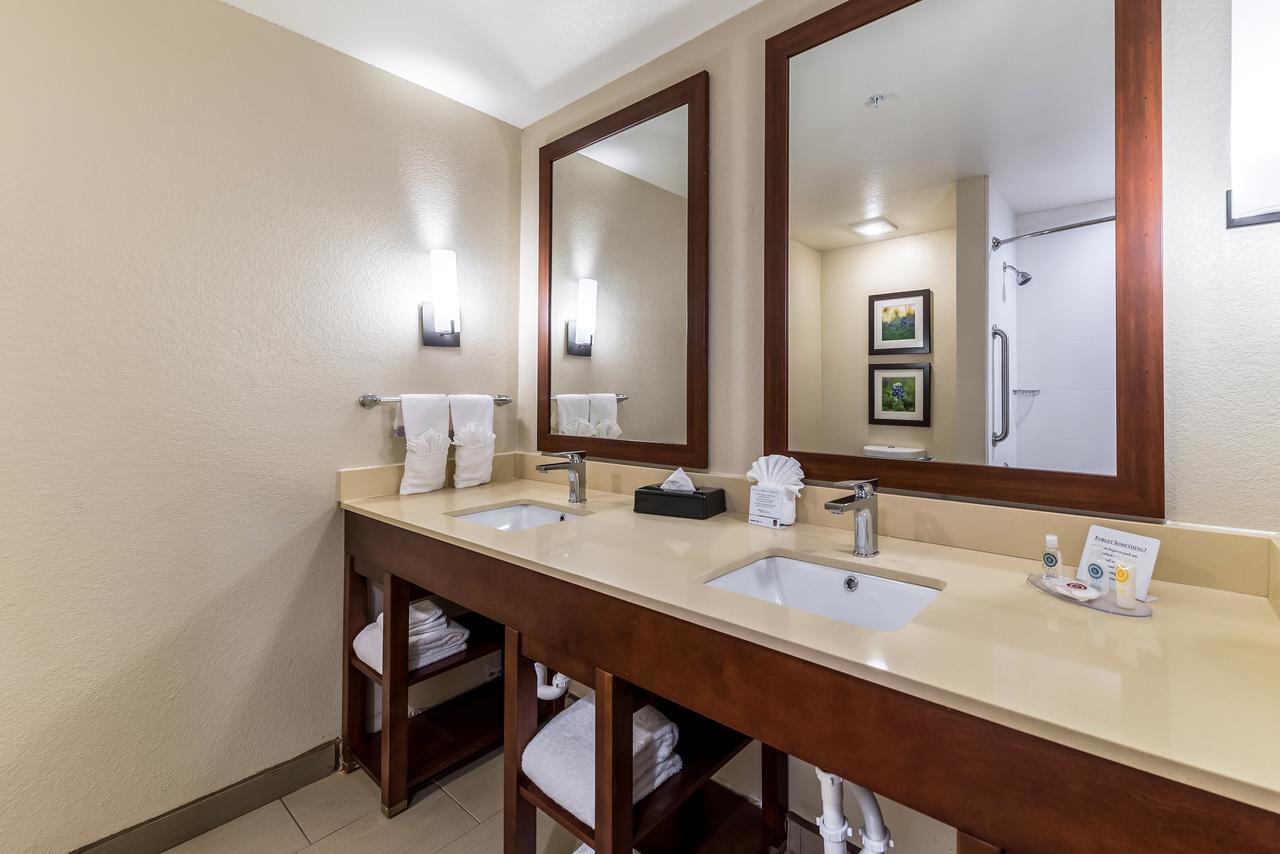 King Suite Accessible or Non-Smoking