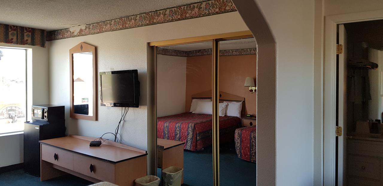 Deluxe Business Queen Room with Two Queen Beds - Non-Smoking