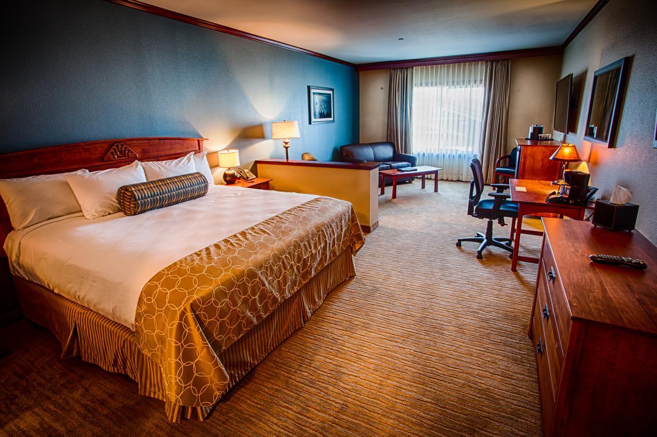 Junior Suite mit Kingsize-Bett und Blick auf die Hügel