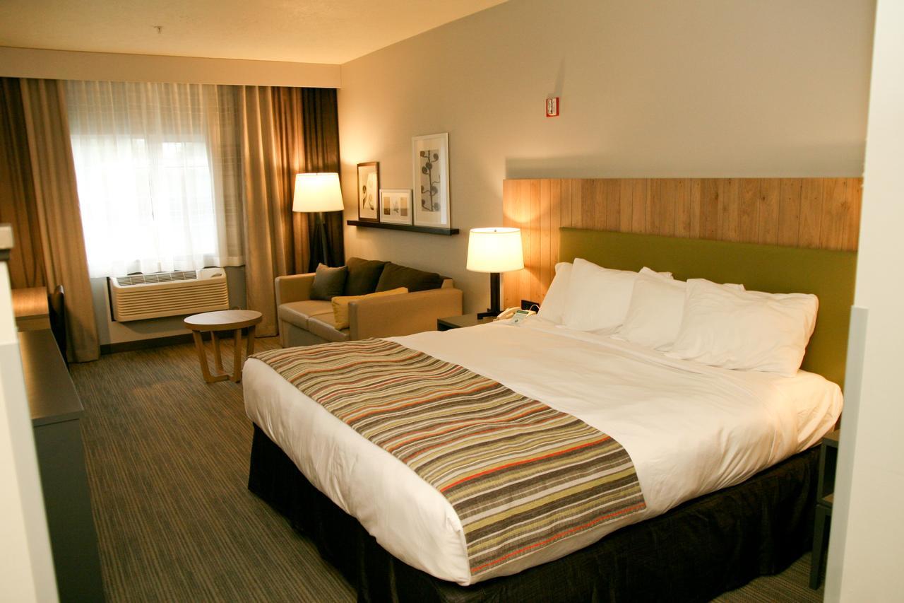 One-Bedroom King Suite with Whirlpool