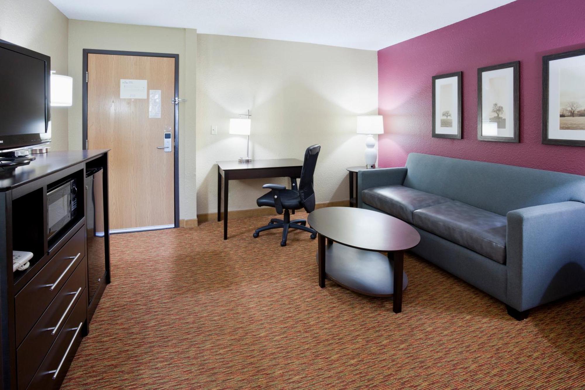 Deluxe King Studio Suite - Non-Smoking