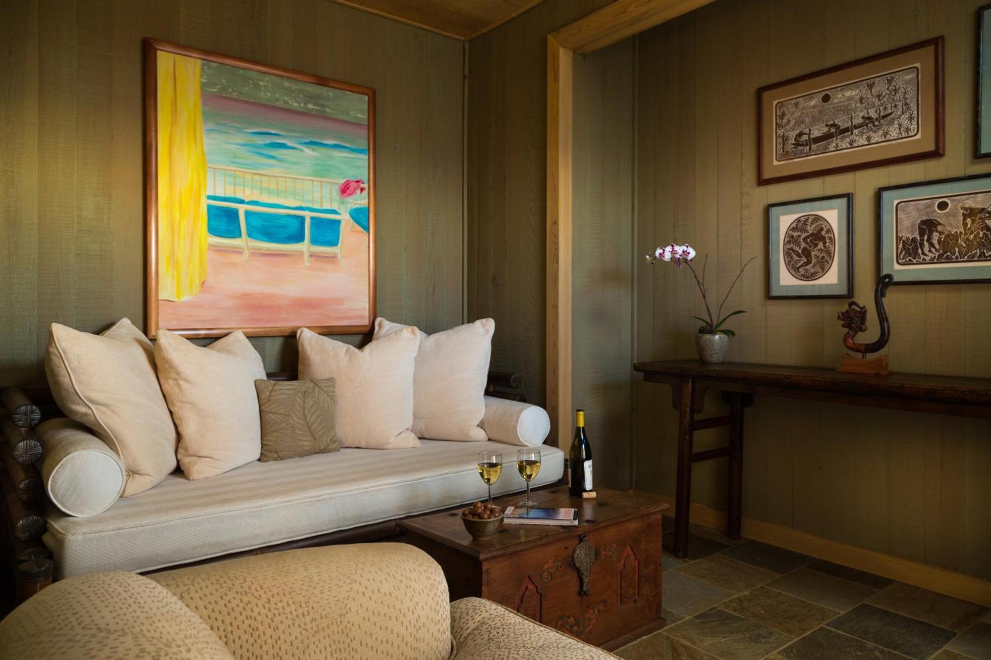 Suite con cama extragrande y vistas a la piscina