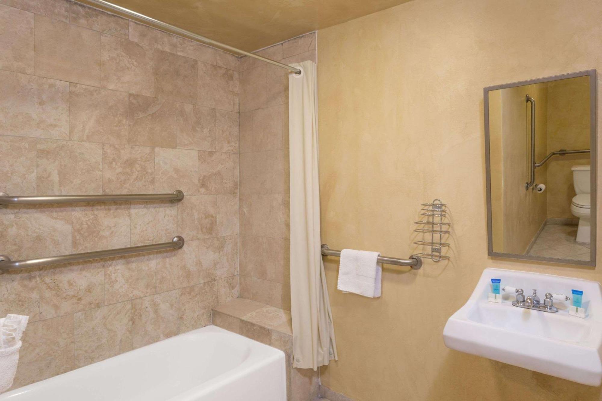 Queen Room - Disability Access - Non-Smoking
