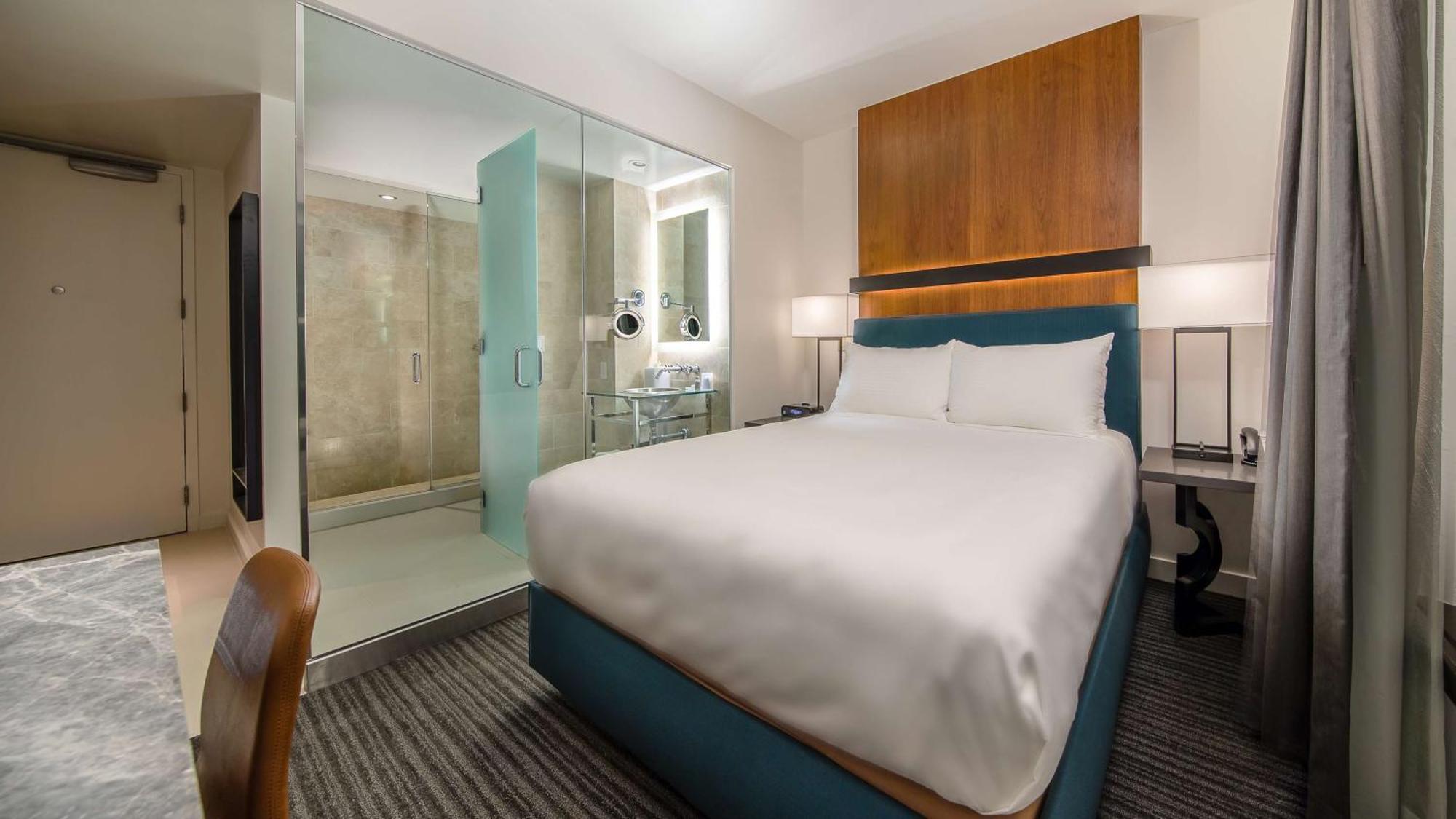 Habitación con cama grande