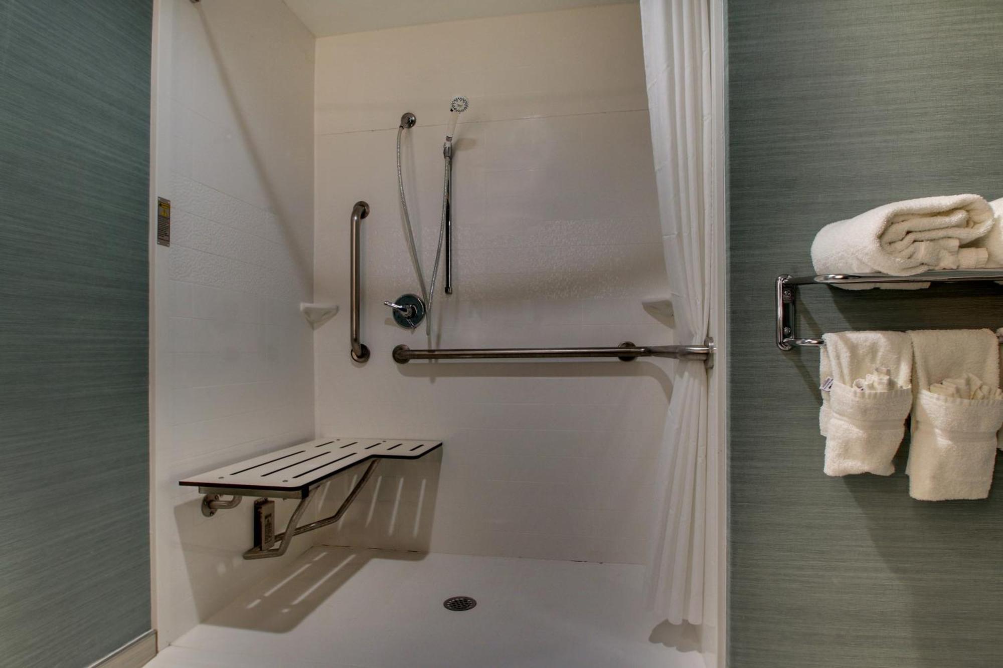 King Room Roll Shower Disability Access or Non-Smoking,1534998994:JPEG